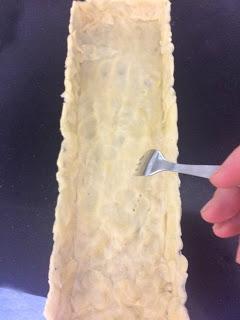 TARTA DE CEBOLLA CARAMELIZADA CON QUESO DE CABRA, ROMERO Y MIEL TARTA DE CEBOLLA CARAMELIZADA CON QUESO DE CABRA, ROMERO Y MIEL