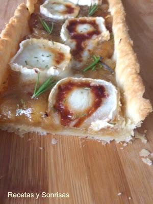 TARTA DE CEBOLLA CARAMELIZADA CON QUESO DE CABRA, ROMERO Y MIEL TARTA DE CEBOLLA CARAMELIZADA CON QUESO DE CABRA, ROMERO Y MIEL