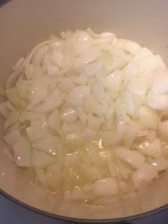 TARTA DE CEBOLLA CARAMELIZADA CON QUESO DE CABRA, ROMERO Y MIEL TARTA DE CEBOLLA CARAMELIZADA CON QUESO DE CABRA, ROMERO Y MIEL