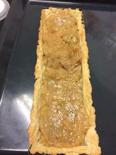 TARTA DE CEBOLLA CARAMELIZADA CON QUESO DE CABRA, ROMERO Y MIEL TARTA DE CEBOLLA CARAMELIZADA CON QUESO DE CABRA, ROMERO Y MIEL