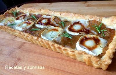 TARTA DE CEBOLLA CARAMELIZADA CON QUESO DE CABRA, ROMERO Y MIEL TARTA DE CEBOLLA CARAMELIZADA CON QUESO DE CABRA, ROMERO Y MIEL