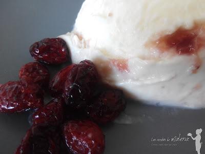 Helado cremoso de queso fresco con frutos rojos