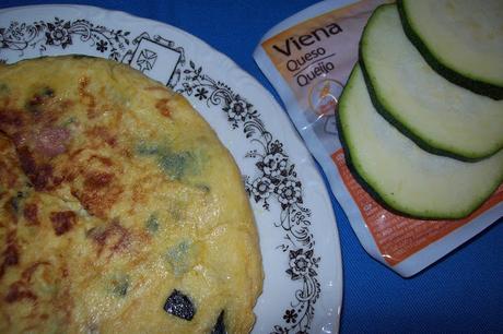 Tortilla de calabacín y salchichas Viena