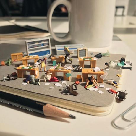 Espectaculares escenas en miniatura entre suministros de oficina