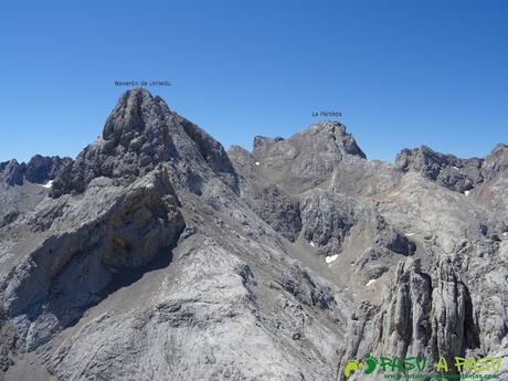 Ruta Pandebano - Refugio de Cabrones: Vista del Neverón y la Párdida desde la Torre Arenera II