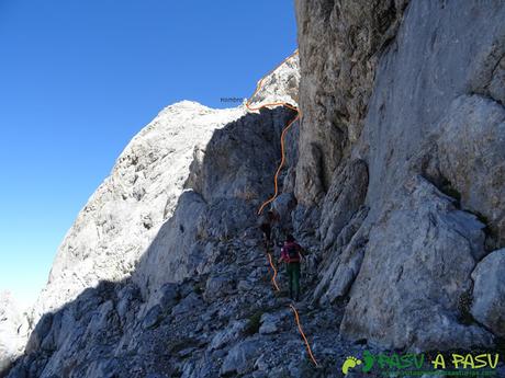 Ruta Pandebano - Refugio de Cabrones: Subiendo a la Torre Arenera II