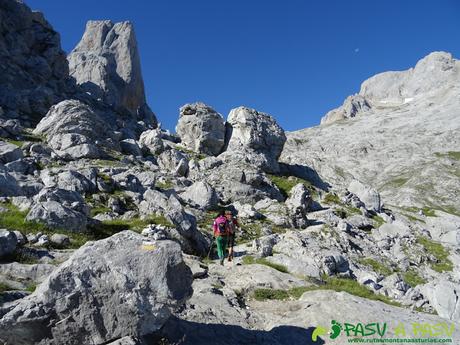 Ruta Pandebano - Refugio de Cabrones: Subiendo a la Vega de Urriellu