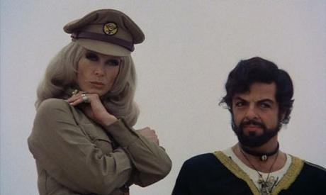 Ilsa, la hiena del harén (1976), entre dunas anda el juego