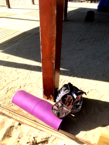 ¿Es tan idílico como parece practicar yoga en la playa?