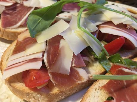 Tostas de pan payes con salpicón de rúcula, jamón iberico y queso