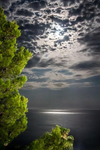 La Luna en el mar Mediterráneo riela