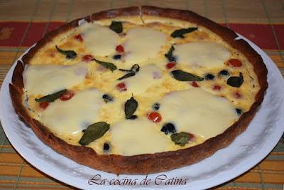 Quiche de tomates cherry y aceitunas a la albahaca.