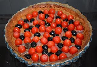 Quiche de tomates cherry y aceitunas a la albahaca.