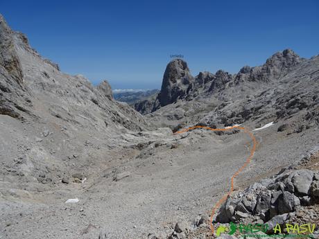 Camino a la Vega de Urriellu desde la Horcada de Caín