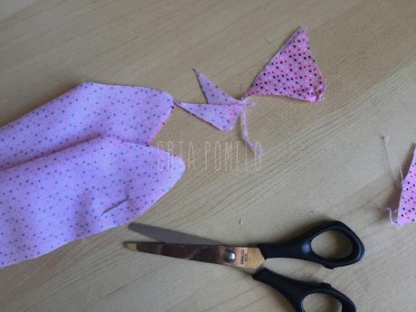 Cómo hacer una bandana para el pelo. Cómo hacer una bandana para el pelo.