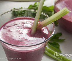 Smoothiees de frutas o batido de frutas cremoso SMOTHIEES DE FRUTOS ROJOS de burruezo congelados