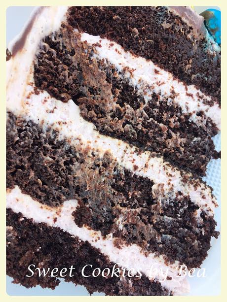 Drip cake de chocolate doble con crema de fresa Drip cake de chocolate doble con crema de fresa