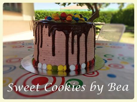 Drip cake de chocolate doble con crema de fresa Drip cake de chocolate doble con crema de fresa
