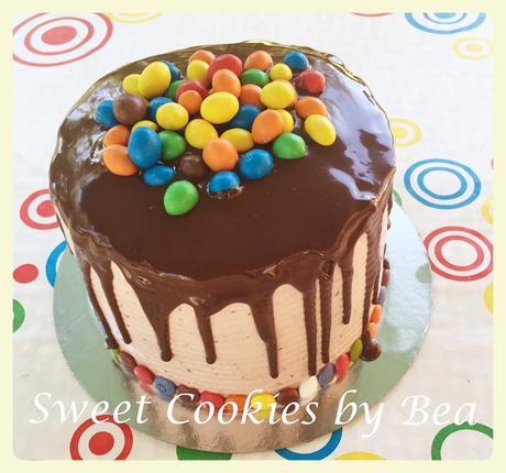 Drip cake de chocolate doble con crema de fresa Drip cake de chocolate doble con crema de fresa