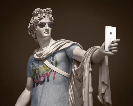 Un Fotógrafo disfrazo a las estatuas mas famosas con si fueran personas de nuestros dias