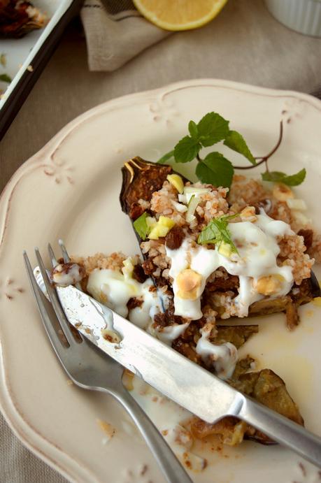 Berenjenas baby con salsa chermoula, bulgur y yogurt, sabor en cada bocado Berenjenas baby con salsa chermoula, bulgur y yogurt, sabor en cada bocado