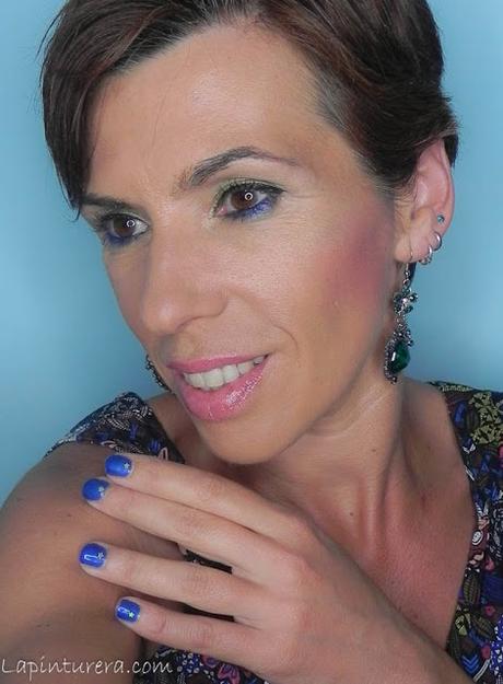Maquillaje de verano en tonos lima y azul eléctrico y manicura a juego
