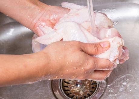 Lavar el pollo crudo podría ser riesgoso para la salud
