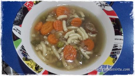 Sopa verduras y fideos olla lenta