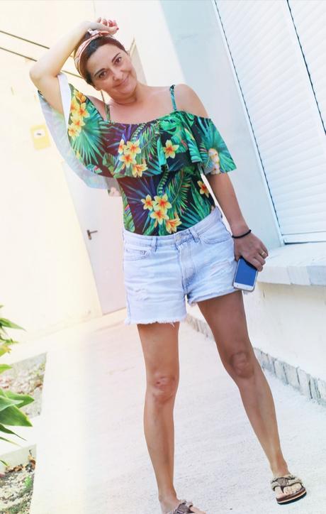 Con bañador de volantes Con bañador de volantes