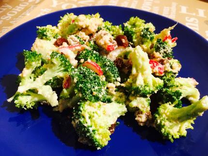 Ensalada de brócoli crudo (versión vegana y baja en grasas)