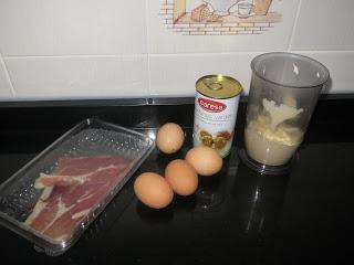 HUEVOS RELLENOS DE JAMÓN Y ACEITUNAS