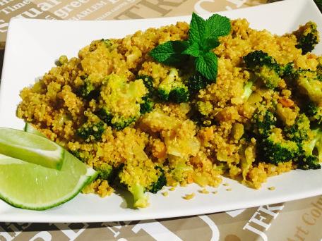 Timbal de quinoa frita con brócoli a la cúrcuma y mojama de atún