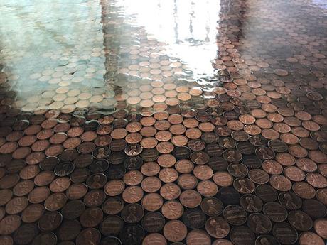 Una mujer cubre su piso con 13.000 monedas