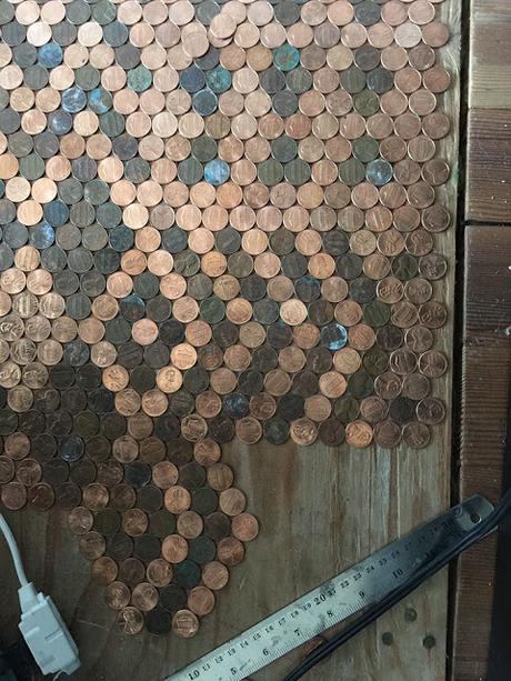 Una mujer cubre su piso con 13.000 monedas