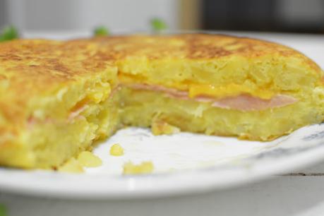 Tortilla de patatas rellena de jamón y queso