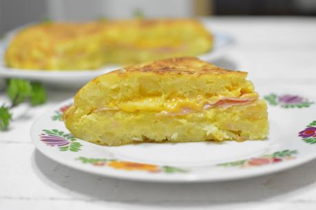 Tortilla de patatas rellena de jamón y queso