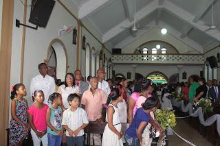 Senador Manuel Paula y Mercedes Mella renuevan votos del matrimonio.