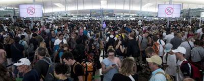 La Guardia Civil aterriza abruptamente en El Prat y la foto de Mariano Rajoy, tras los atentados de Barcelona, junto al gobierno de Puigdemont. La Guardia Civil aterriza abruptamente en El Prat y la foto de Mariano Rajoy, tras los atentados de Barcelona, junto al gobierno de Puigdemont.