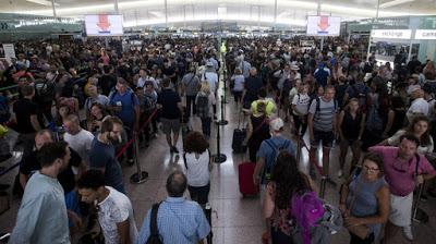 La Guardia Civil aterriza abruptamente en El Prat y la foto de Mariano Rajoy, tras los atentados de Barcelona, junto al gobierno de Puigdemont. La Guardia Civil aterriza abruptamente en El Prat y la foto de Mariano Rajoy, tras los atentados de Barcelona, junto al gobierno de Puigdemont.