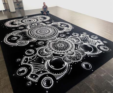 Dino Tomic hace dibujos con sal y juega con los colores invertidos Dino Tomic hace dibujos con sal y juega con los colores invertidos