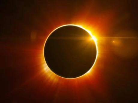 Salud pública llama a la gente no mirar eclipse, si no tiene gafas especiales.