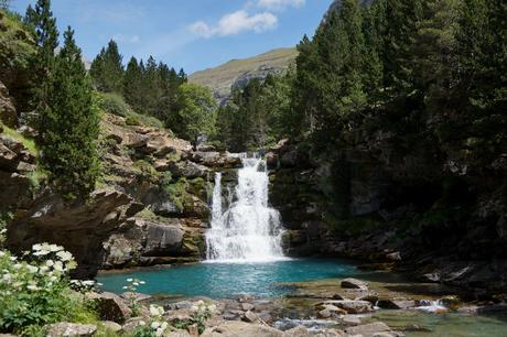 Qué ver y hacer cerca de Aínsa cascada-gradas-soaso