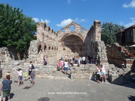 Nesebar, ciudad costera, está declarada Patrimonio de la Humanidad.