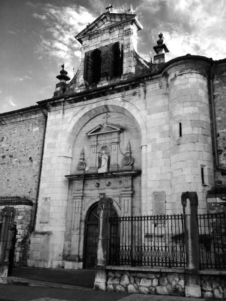 Iglesia de Nuestra Señora de la Consolación. Esta parroquia de estilo barroco se construyó en el s.XVIII y se ubica en la ciudad de Santander. Destaca por su pórtico rehundido con arco de medio punto en cuyo interior se instala una clásica fachada sobre pilastras adosadas a modo de arco triunfal. Como curiosidad, esta iglesia se eleva sobre los cimientos de un antiguo hospital y ermita dedicada a Nuestra Señora de la Consolación, de los que tenemos constancia escrita del año 1321.