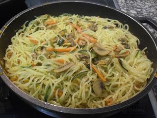 Fideos de arroz con verduras y champiñones al curry