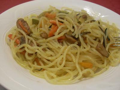 Fideos de arroz con verduras y champiñones al curry