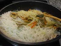 Fideos de arroz con verduras y champiñones al curry