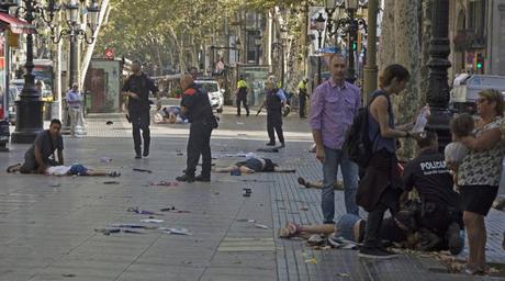 LA DESUNIÓN FRENTE AL TERRORISMO ES IGUAL A DEBILIDAD. Algo que ha quedado patente después de los atentados de Cataluña es la desunión que, a todos los niveles, existe en España: en la política, en la judicatura, en los cuerpos policiales, en la socied...