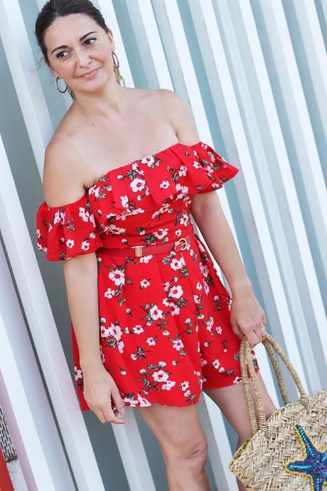 Con mono rojo floreado Con mono rojo floreado