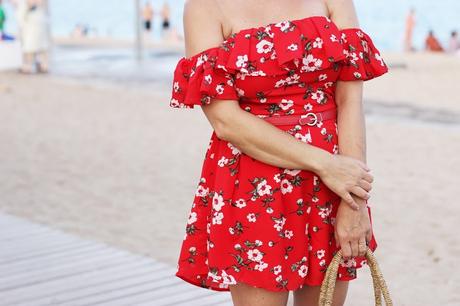 Con mono rojo floreado Con mono rojo floreado